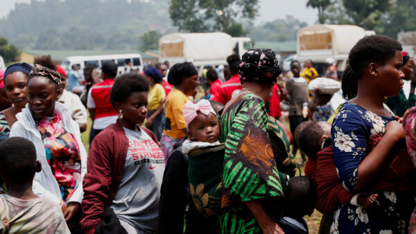 Refugiados e soldados congoleses rendidos chegam a Ruanda em busca de segurança