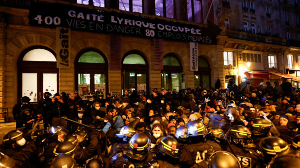 Polícia expulsa centenas de imigrantes que ocupavam teatro em Paris há meses