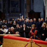 Dezenas de milhares fazem fila para prestar últimas homenagens ao papa Francisco no Vaticano