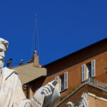 Sinais de fumaça do Conclave prontos: Vaticano instala chaminé sobre Capela Sistina