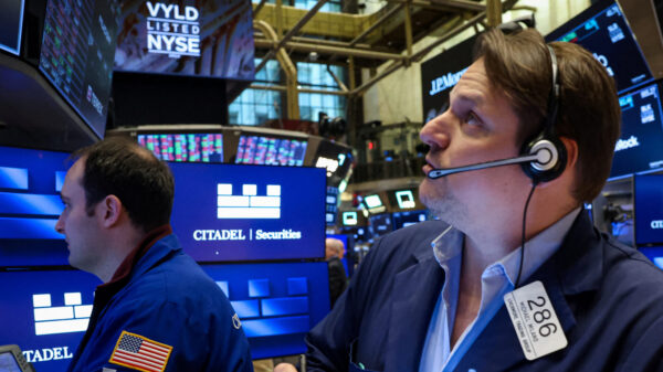Futuros recuam com novas tarifas de Trump antes de decisão do Fed