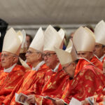 Cardeais iniciam conclave para decidir quem substituirá papa Francisco