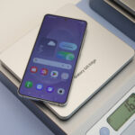 Samsung lança smartphone mais fino em corrida contra Apple