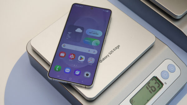 Samsung lança smartphone mais fino em corrida contra Apple