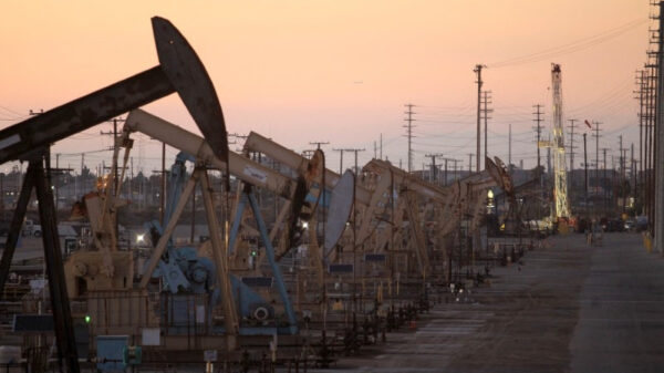 Petróleo tem queda leve com incerteza geopolítica e sinais de demanda fraca da China