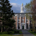 Harvard processa governo Trump por bloquear matrícula de estudantes estrangeiros