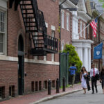 Governo Trump se move para cortar contratos federais restantes com Harvard