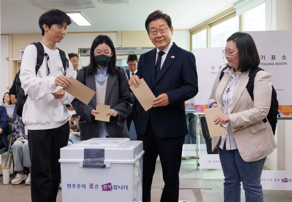 Votação antecipada na Coreia do Sul tem recorde de comparecimento