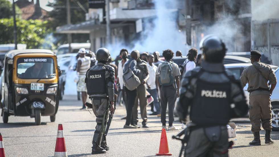 Fachada da sede da Renamo em Maputo com agentes da polícia