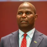 Presidente moçambicano discursando em evento político