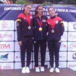 Luanda - A Selecção Nacional de natação conquistou nesta sexta-feira, em Luanda, 20 medalhas, das quais seis de ouro, cinco de prata e nove de bronze, no primeiro dia do Campeonato Internacional de Natação. Na prova que arrancou na piscina do Alvalade, no âmbito dos 50 anos da Independência Nacional, a assinalar-se em 11 de Novembro próximo, Santiago, de 14 anos de idade, foi a principal atracção do combinado nacional. O nadador arrecadou três medalhas de ouro, nos 50m mariposa, com o tempo 27.32, nos 100m costa, com tempo de 1:08.12 e nos 100m livres, com 56.07. Em femininos, o destaque foi repartido entre Lia Lima e Maria Freitas. A primeira obteve ouro nos 400m estilos, com a marca de 5:24.77, ao passo que a segunda brilhou nos 50m bruços, com o registo de 35.15. Com estes resultados, a equipa nacional figura na segunda posição no quadro geral de medalhas, estando atrás da Namíbia, que soma nove medalhas de ouro ( o ouro tem valor acrescentado), cinco de prata e duas de bronze, fazendo um total de 16. A África do Sul é a terceira com sete, das quais três de ouro, três de prata e uma de bronze. Portugal vem na quarta posição com quatro, uma de ouro e três de bronze, seguida pela Zâmbia com uma de ouro e outra de prata. Completa o quadro classificativo Moçambique, em sexto, com quatro conquistas, sendo uma de ouro e três de bronze. Esta prova internacional disputa-se em sistema de OPEN (participação aberta), sendo que o Clube Náutico da Ilha de Luanda ocupa o sétimo posto, com seis medalhas, sendo três de prata e igual número de bronze. O Onda Sport Clube figura na oitava posição, com uma medalha de prata, ao passo que o Barracudas de Luanda é o nono e último da geral, com uma de bronze. Hoje, na abertura, o secretário de Estado para os desportos, Paulo Madeira, apelou os atletas a competirem com o maior empenho para honrar a bandeira nacional, num evento que comemora o jubileu dos 50 anos de Independência Nacional, conquistada a 11 de Novembro de 1975. Acrescentou que a prova consta das 26 modalidades privilegiadas para a celebração da efeméride, sendo que algumas já foram realizadas como se registou no MMA, ginástica e esgrima. Enalteceu o nível de organização e a alta competitividade da competição, que prossegue sábado e encerra domingo.