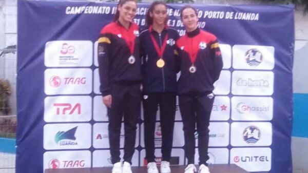Luanda - A Selecção Nacional de natação conquistou nesta sexta-feira, em Luanda, 20 medalhas, das quais seis de ouro, cinco de prata e nove de bronze, no primeiro dia do Campeonato Internacional de Natação. Na prova que arrancou na piscina do Alvalade, no âmbito dos 50 anos da Independência Nacional, a assinalar-se em 11 de Novembro próximo, Santiago, de 14 anos de idade, foi a principal atracção do combinado nacional. O nadador arrecadou três medalhas de ouro, nos 50m mariposa, com o tempo 27.32, nos 100m costa, com tempo de 1:08.12 e nos 100m livres, com 56.07. Em femininos, o destaque foi repartido entre Lia Lima e Maria Freitas. A primeira obteve ouro nos 400m estilos, com a marca de 5:24.77, ao passo que a segunda brilhou nos 50m bruços, com o registo de 35.15. Com estes resultados, a equipa nacional figura na segunda posição no quadro geral de medalhas, estando atrás da Namíbia, que soma nove medalhas de ouro ( o ouro tem valor acrescentado), cinco de prata e duas de bronze, fazendo um total de 16. A África do Sul é a terceira com sete, das quais três de ouro, três de prata e uma de bronze. Portugal vem na quarta posição com quatro, uma de ouro e três de bronze, seguida pela Zâmbia com uma de ouro e outra de prata. Completa o quadro classificativo Moçambique, em sexto, com quatro conquistas, sendo uma de ouro e três de bronze. Esta prova internacional disputa-se em sistema de OPEN (participação aberta), sendo que o Clube Náutico da Ilha de Luanda ocupa o sétimo posto, com seis medalhas, sendo três de prata e igual número de bronze. O Onda Sport Clube figura na oitava posição, com uma medalha de prata, ao passo que o Barracudas de Luanda é o nono e último da geral, com uma de bronze. Hoje, na abertura, o secretário de Estado para os desportos, Paulo Madeira, apelou os atletas a competirem com o maior empenho para honrar a bandeira nacional, num evento que comemora o jubileu dos 50 anos de Independência Nacional, conquistada a 11 de Novembro de 1975. Acrescentou que a prova consta das 26 modalidades privilegiadas para a celebração da efeméride, sendo que algumas já foram realizadas como se registou no MMA, ginástica e esgrima. Enalteceu o nível de organização e a alta competitividade da competição, que prossegue sábado e encerra domingo.