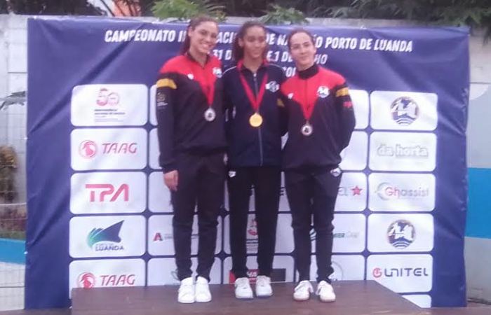 Luanda - A Selecção Nacional de natação conquistou nesta sexta-feira, em Luanda, 20 medalhas, das quais seis de ouro, cinco de prata e nove de bronze, no primeiro dia do Campeonato Internacional de Natação. Na prova que arrancou na piscina do Alvalade, no âmbito dos 50 anos da Independência Nacional, a assinalar-se em 11 de Novembro próximo, Santiago, de 14 anos de idade, foi a principal atracção do combinado nacional. O nadador arrecadou três medalhas de ouro, nos 50m mariposa, com o tempo 27.32, nos 100m costa, com tempo de 1:08.12 e nos 100m livres, com 56.07. Em femininos, o destaque foi repartido entre Lia Lima e Maria Freitas. A primeira obteve ouro nos 400m estilos, com a marca de 5:24.77, ao passo que a segunda brilhou nos 50m bruços, com o registo de 35.15. Com estes resultados, a equipa nacional figura na segunda posição no quadro geral de medalhas, estando atrás da Namíbia, que soma nove medalhas de ouro ( o ouro tem valor acrescentado), cinco de prata e duas de bronze, fazendo um total de 16. A África do Sul é a terceira com sete, das quais três de ouro, três de prata e uma de bronze. Portugal vem na quarta posição com quatro, uma de ouro e três de bronze, seguida pela Zâmbia com uma de ouro e outra de prata. Completa o quadro classificativo Moçambique, em sexto, com quatro conquistas, sendo uma de ouro e três de bronze. Esta prova internacional disputa-se em sistema de OPEN (participação aberta), sendo que o Clube Náutico da Ilha de Luanda ocupa o sétimo posto, com seis medalhas, sendo três de prata e igual número de bronze. O Onda Sport Clube figura na oitava posição, com uma medalha de prata, ao passo que o Barracudas de Luanda é o nono e último da geral, com uma de bronze. Hoje, na abertura, o secretário de Estado para os desportos, Paulo Madeira, apelou os atletas a competirem com o maior empenho para honrar a bandeira nacional, num evento que comemora o jubileu dos 50 anos de Independência Nacional, conquistada a 11 de Novembro de 1975. Acrescentou que a prova consta das 26 modalidades privilegiadas para a celebração da efeméride, sendo que algumas já foram realizadas como se registou no MMA, ginástica e esgrima. Enalteceu o nível de organização e a alta competitividade da competição, que prossegue sábado e encerra domingo.