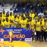 Jogadores do Petro celebram título do Campeonato Nacional de Basquetebol em Luanda