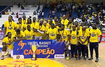 Jogadores do Petro celebram título do Campeonato Nacional de Basquetebol em Luanda