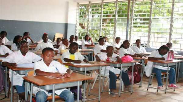 Angola tem défice de mais de 2.500 escolas e 60 mil professores