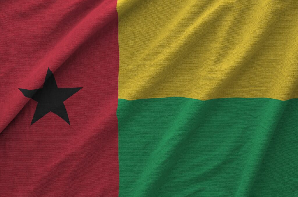 Fachada da sede das Nações Unidas com bandeira da Guiné-Bissau