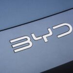 Entrada da fábrica da BYD no Brasil com operários