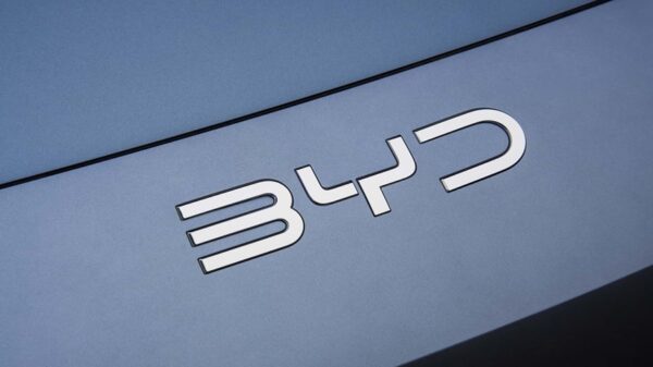 Entrada da fábrica da BYD no Brasil com operários