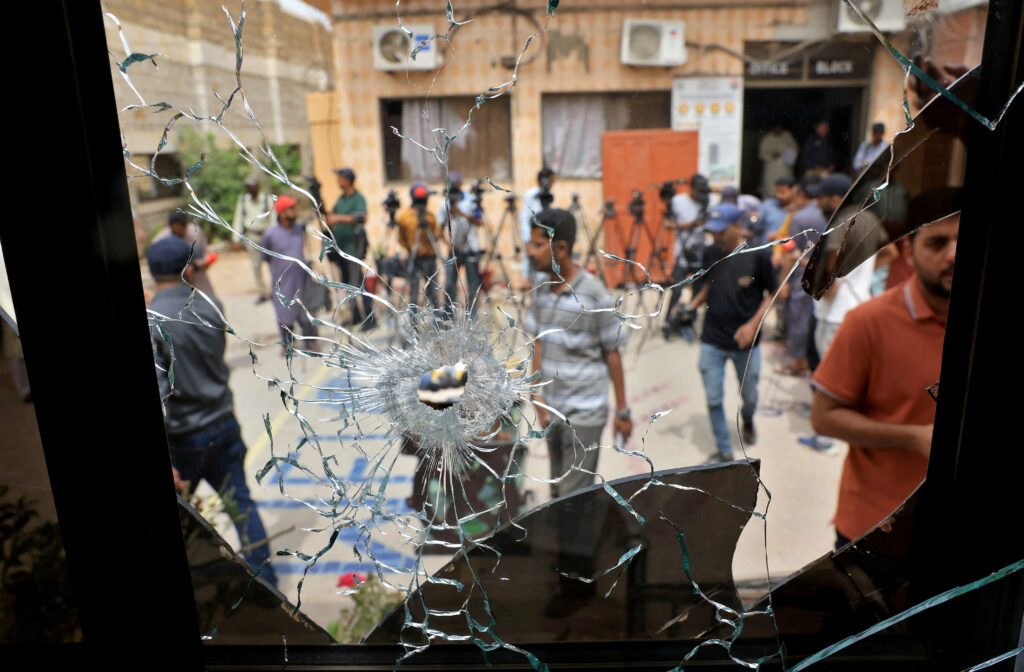 Mais de 200 prisioneiros escapam no Paquistão após terremoto; tumulto deixa mortos e feridos, diz polícia local.