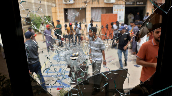Mais de 200 prisioneiros escapam no Paquistão após terremoto; tumulto deixa mortos e feridos, diz polícia local.
