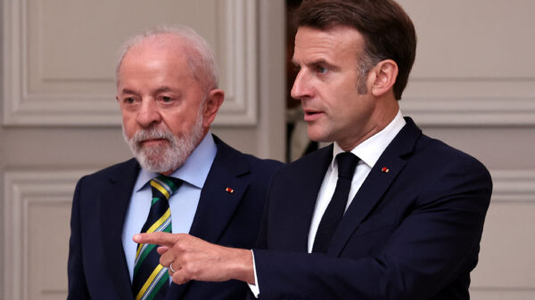 Ao lado de Macron, Lula diz que concluirá acordo UE-Mercosul neste ano e pede que francês "abra coração"