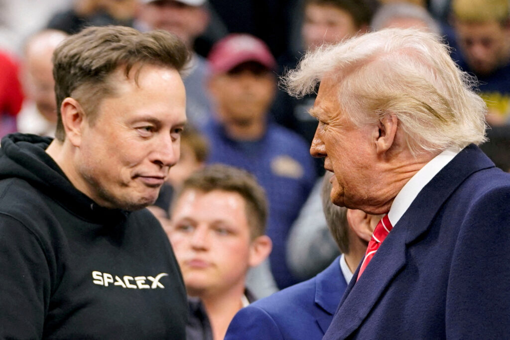 Elon Musk cumprimenta o presidente dos EUA, Donald Trump, em evento na Filadélfia, EUA 22/03/2025 REUTERS/Nathan Howard