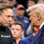 Elon Musk cumprimenta o presidente dos EUA, Donald Trump, em evento na Filadélfia, EUA 22/03/2025 REUTERS/Nathan Howard