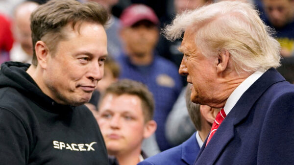 Elon Musk cumprimenta o presidente dos EUA, Donald Trump, em evento na Filadélfia, EUA 22/03/2025 REUTERS/Nathan Howard