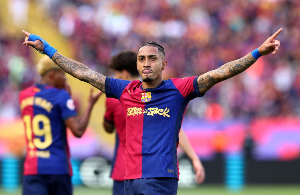 Raphinha celebra gol do Barcelona contra o Real Madrid 11/5/2025 REUTERS/Albert Gea