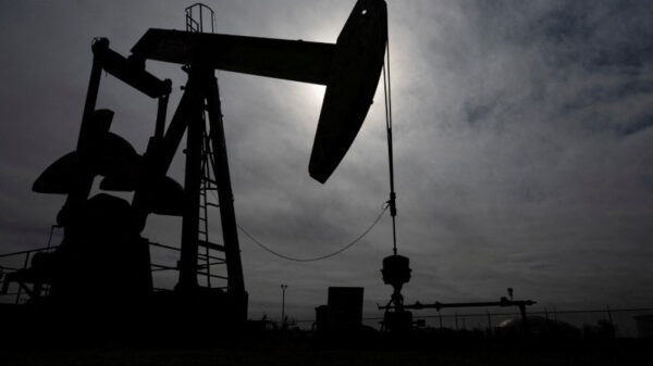 Petróleo sobe quase 9% após ataques de Israel ao Irã