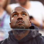 Rapper Ye faz aparição surpresa em julgamento de Sean "Diddy" Combs