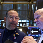 Wall Street fica sem direção única com decisão de Trump sobre Oriente Médio em foco