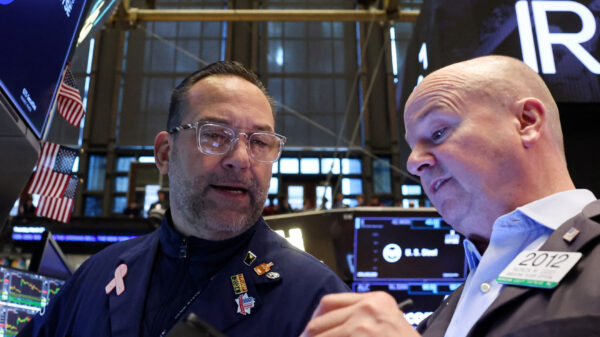 Wall Street fica sem direção única com decisão de Trump sobre Oriente Médio em foco
