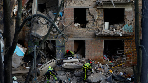 Ataques russos na área de Kiev deixam 8 mortos e dezenas de feridos, diz Ucrânia