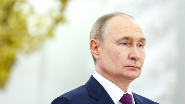 Putin não irá à cúpula do Brics no Brasil devido a mandado de prisão do TPI, diz assessor do Kremlin