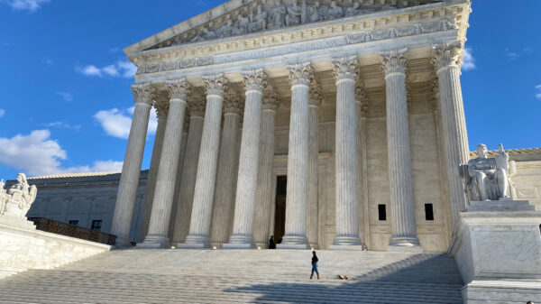 Suprema Corte dos EUA limita poder de juízes para bloquear ordem de Trump sobre cidadania por nascença