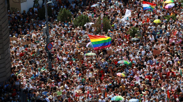 Parada do Orgulho proibida se transforma em manifestação anti-Orbán e multidão ocupa Budapeste
