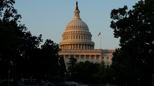 Senado dos EUA avança com cortes de impostos de Trump