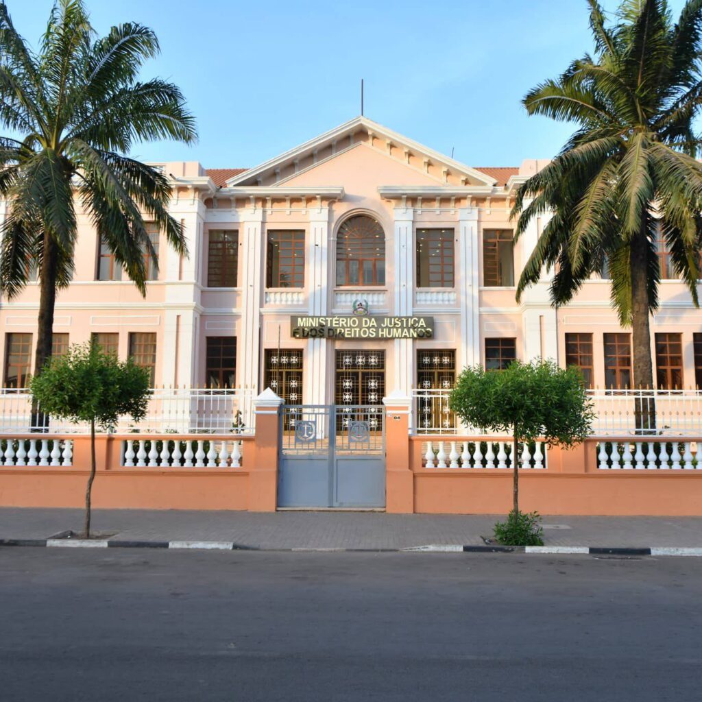 Setor da justiça da Guiné-Bissau entra em greve por melhores condições e reabertura de tribunais.