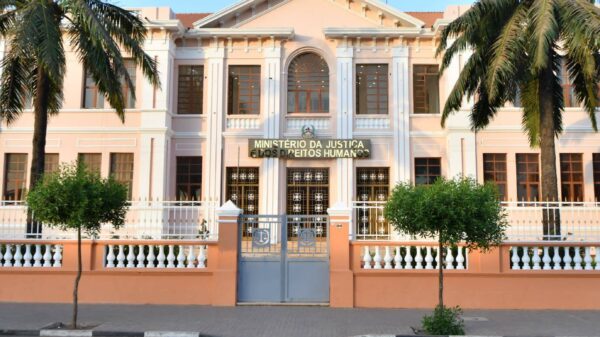 Setor da justiça da Guiné-Bissau entra em greve por melhores condições e reabertura de tribunais.