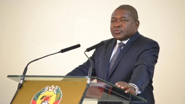 Filipe Nyusi participa de evento em Maputo e elogia papel da diplomacia moçambicana.