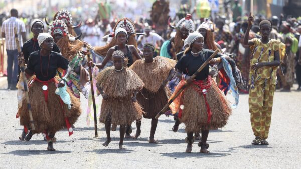 Griots tocando e cantando para combatentes na Guiné-Bissau