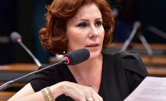 Juiz decreta prisão de deputada ‘bolsonarista’ que saiu do Brasil após condenação