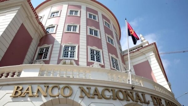 Banco Nacional de Angola alerta que rejeitar moedas sem motivo pode resultar em multa de até 180 dias.