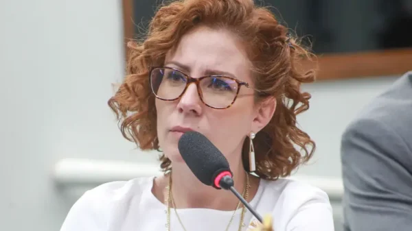 A deputada brasileira Carla Zambelli, uma das apoiantes mais radicais do ex-Presidente Jair Bolsonaro, anunciou que está em Roma, Itália, onde pretende fixar residência para evitar a detnção, no momento em que é procurada pela Interpol.