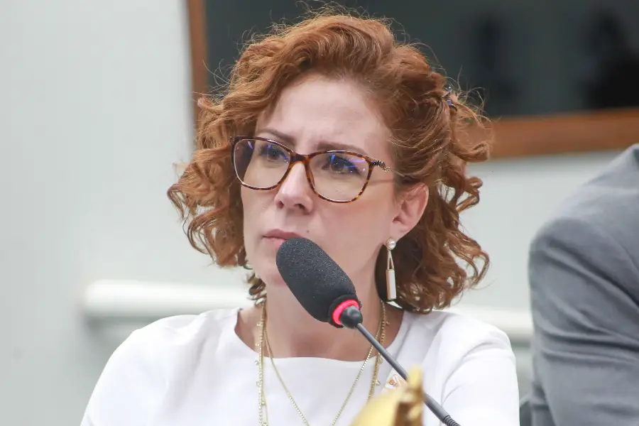 A deputada brasileira Carla Zambelli, uma das apoiantes mais radicais do ex-Presidente Jair Bolsonaro, anunciou que está em Roma, Itália, onde pretende fixar residência para evitar a detnção, no momento em que é procurada pela Interpol.