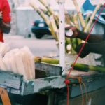 Negócio informal de sumo de cana-de-açúcar em Maputo vira alternativa ao desemprego e sustento de muitas famílias.