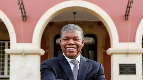 João Lourenço convida Presidentes cubanos para celebrações dos 50 anos da independência de Angola