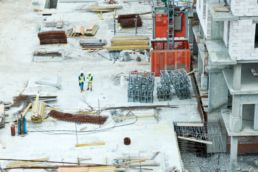 Governo moçambicano suspende obras públicas de 44 milhões de euros para avaliar legalidade dos contratos.